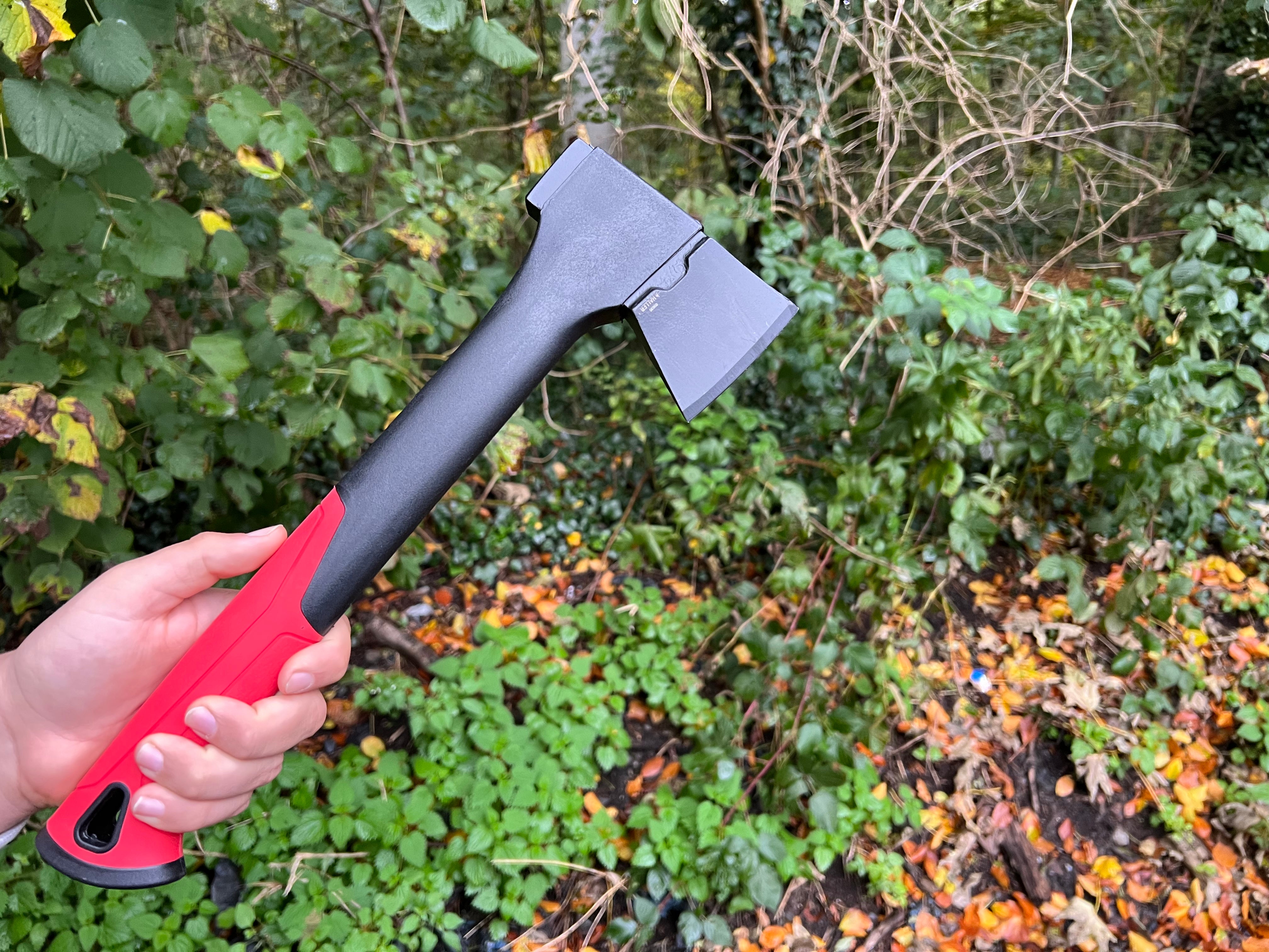Robust outdoor ax with transport protection and non-slip handle-Ideal for Camping & Survival