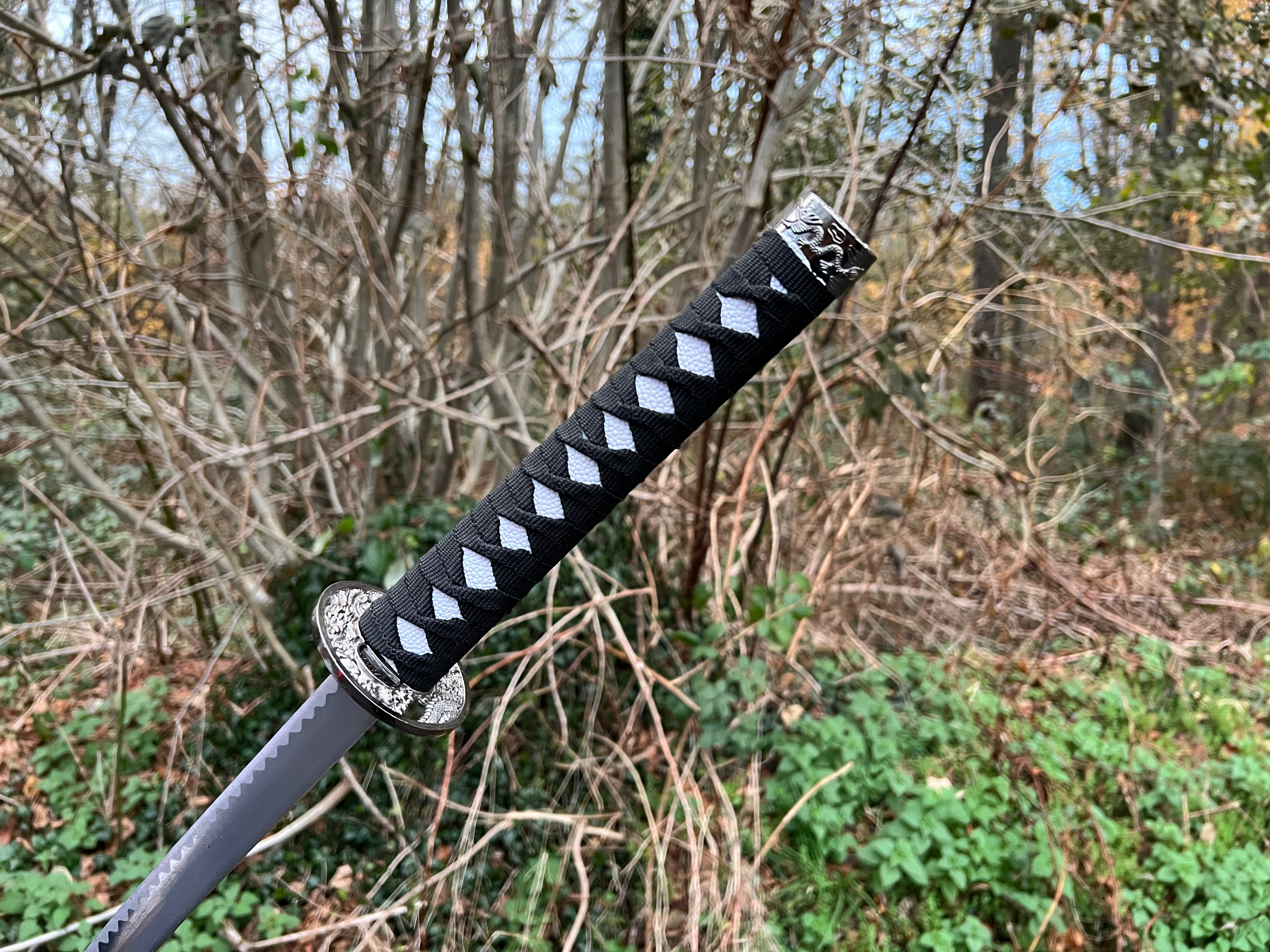 Katana in black with dragon pattern (pre-order)