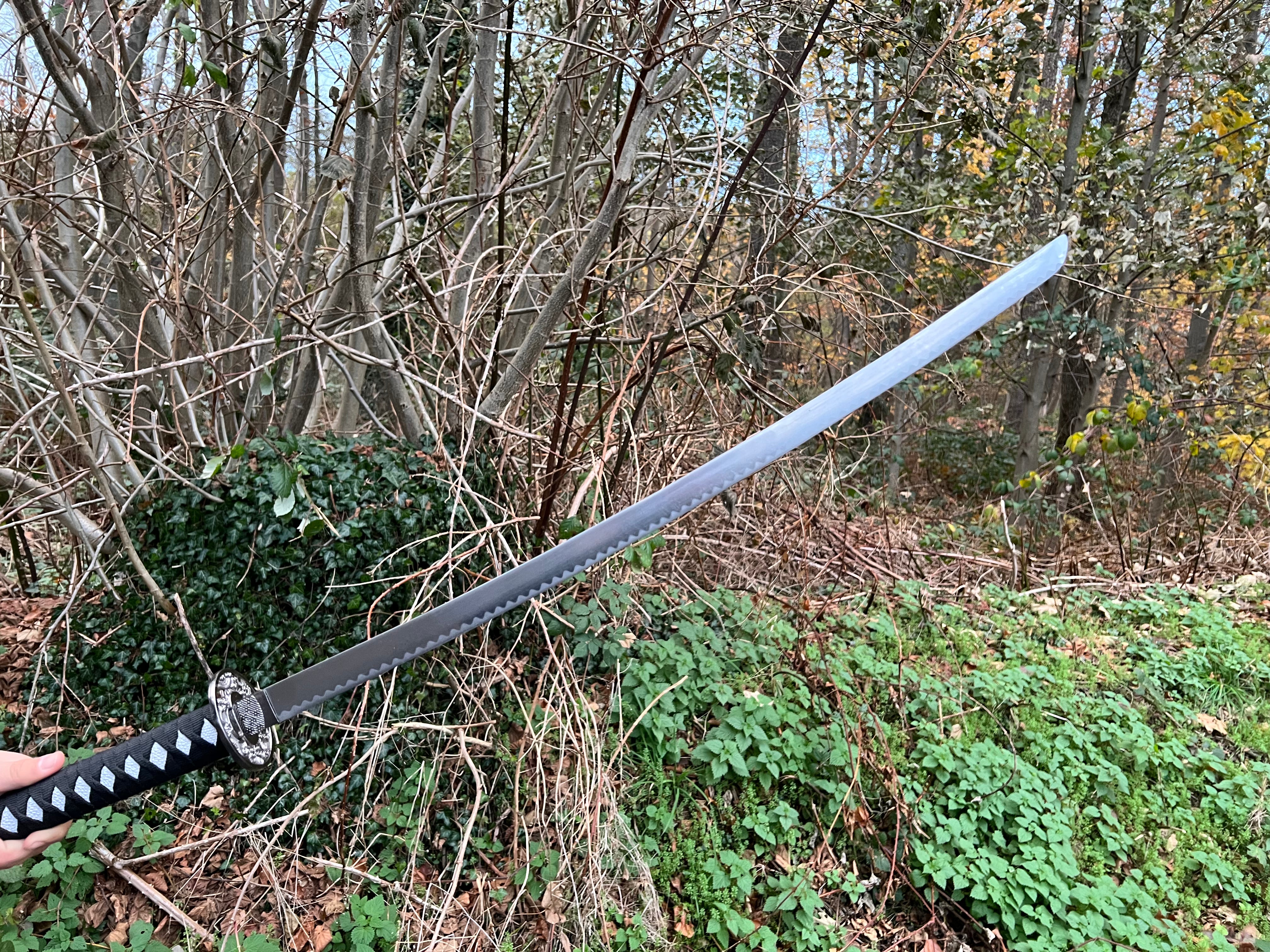 Katana in black with dragon pattern (pre-order)