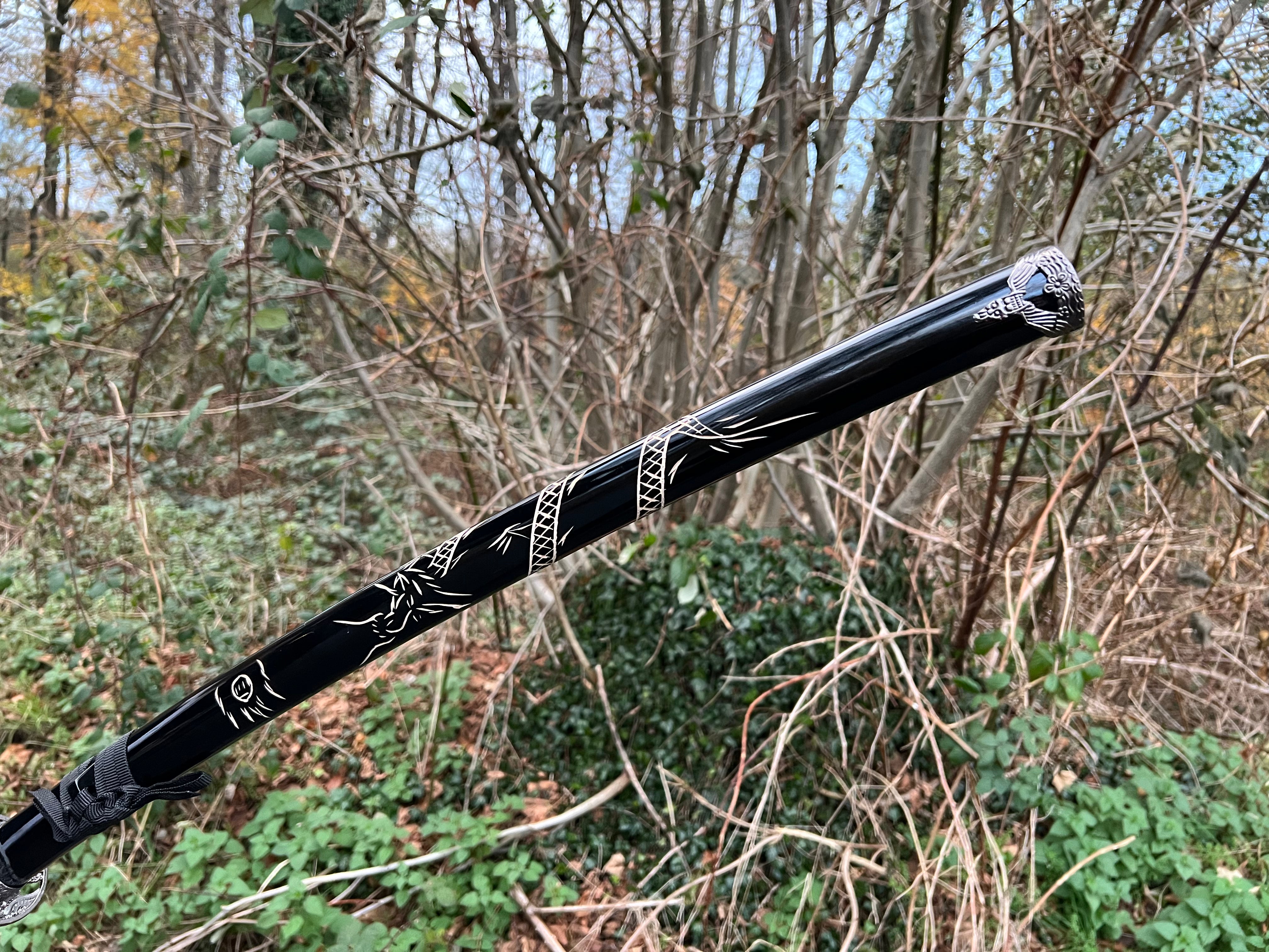 Katana in black with dragon pattern (pre-order)