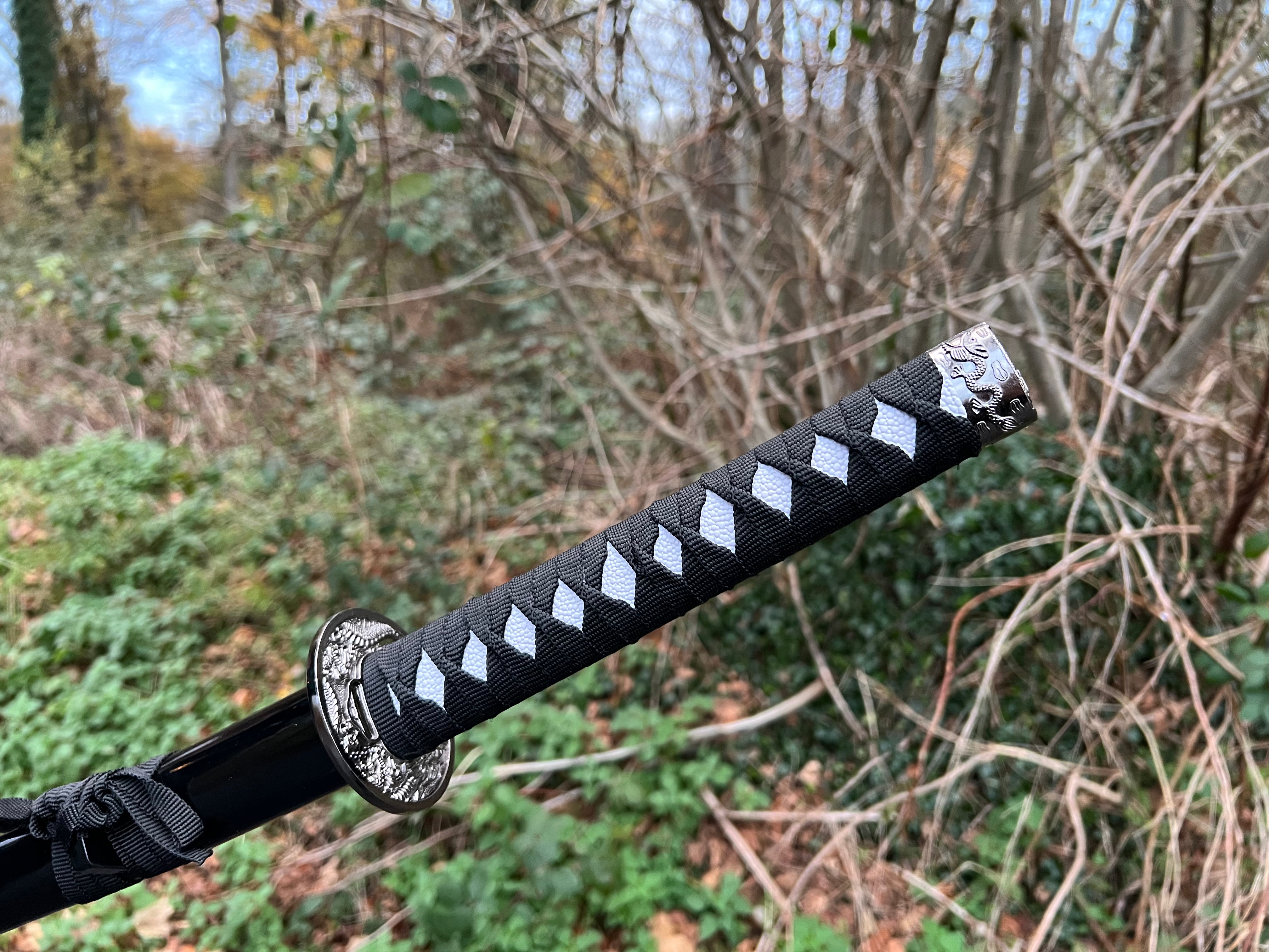 Katana in black with dragon pattern (pre-order)