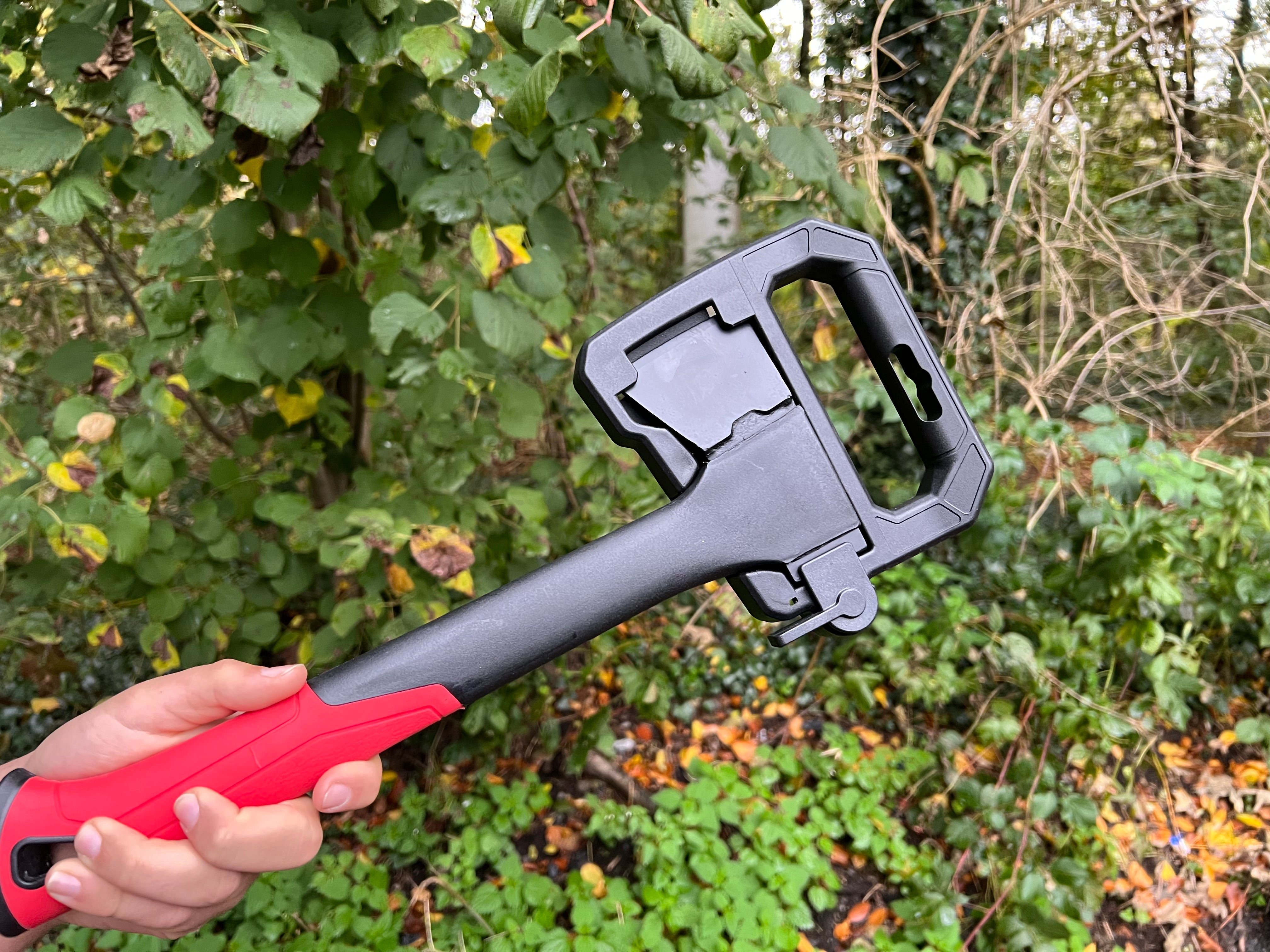 Robust outdoor ax with transport protection and non-slip handle-Ideal for Camping &amp; Survival