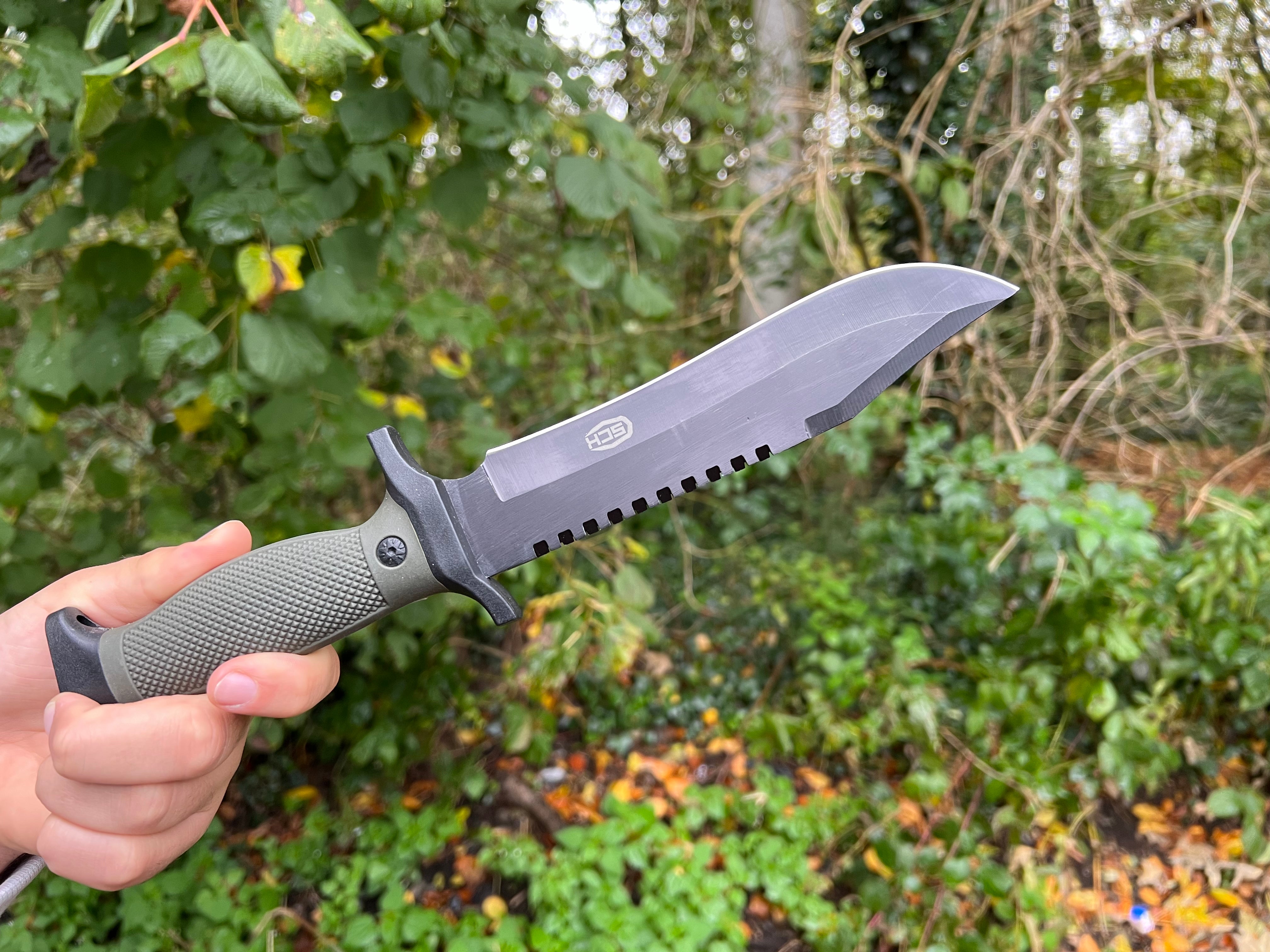 Outdoor Hunting Knife "Forest Ranger" - Robust Stainless Steel Blade in Black-Olive Rubberized Handle-Incl.  Polymer sheath with belt and leg urts