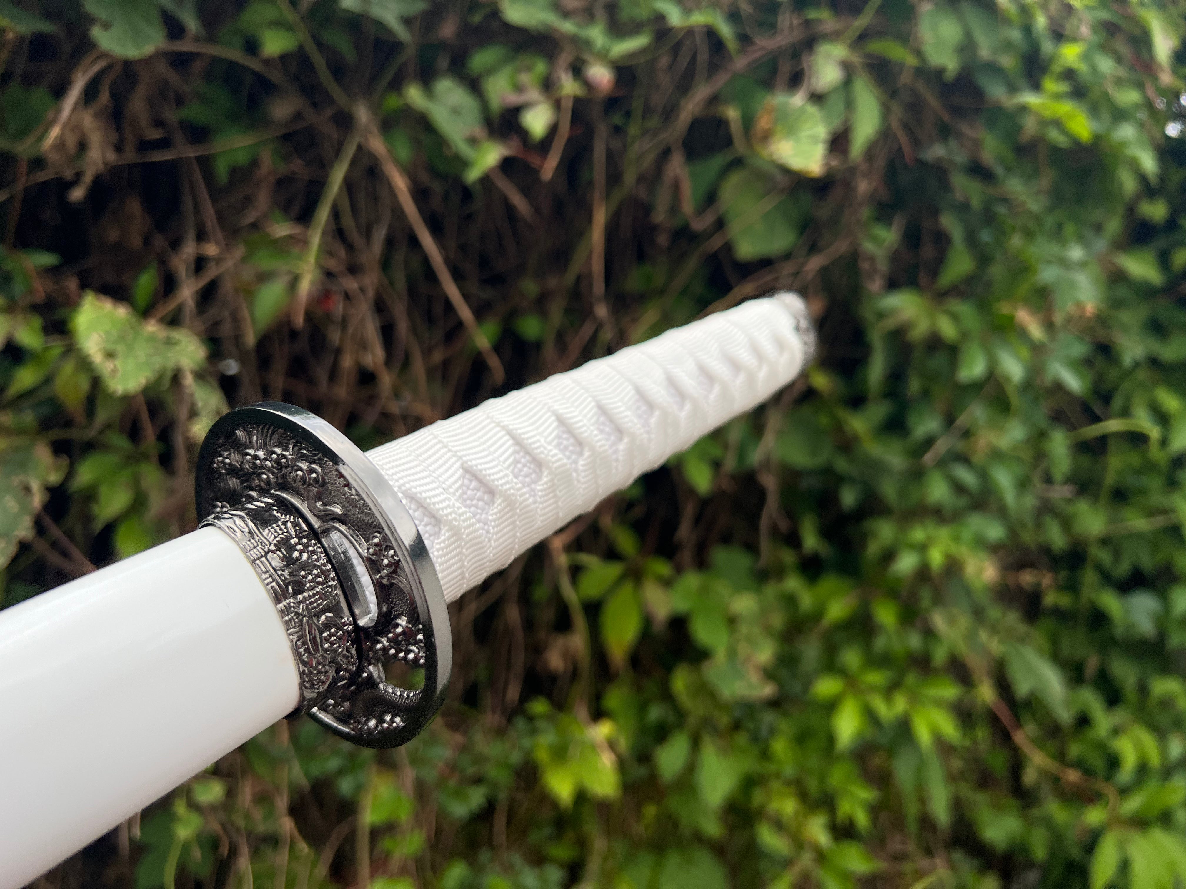 Katana in white with dragon pattern