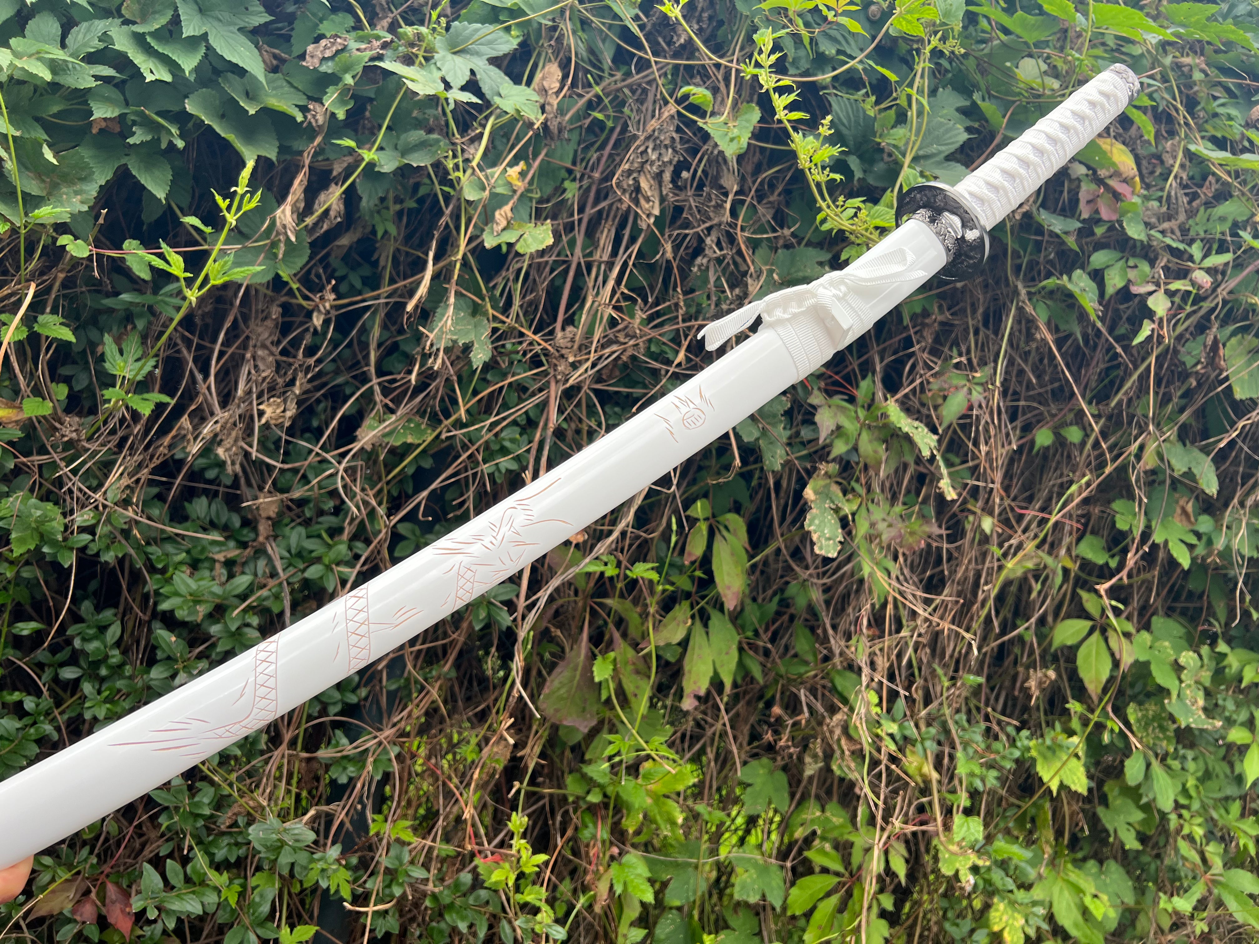 Katana in white with dragon pattern