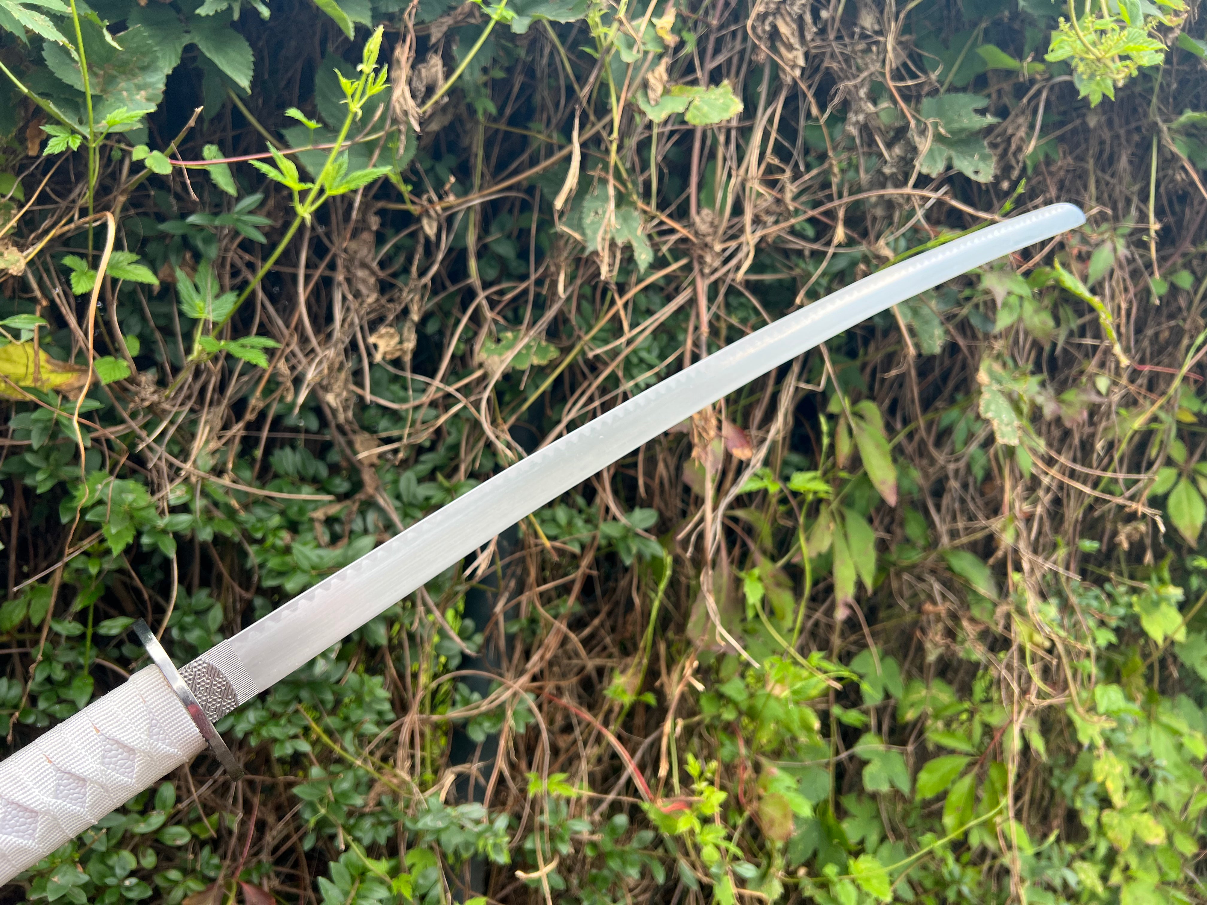 Katana in white with dragon pattern