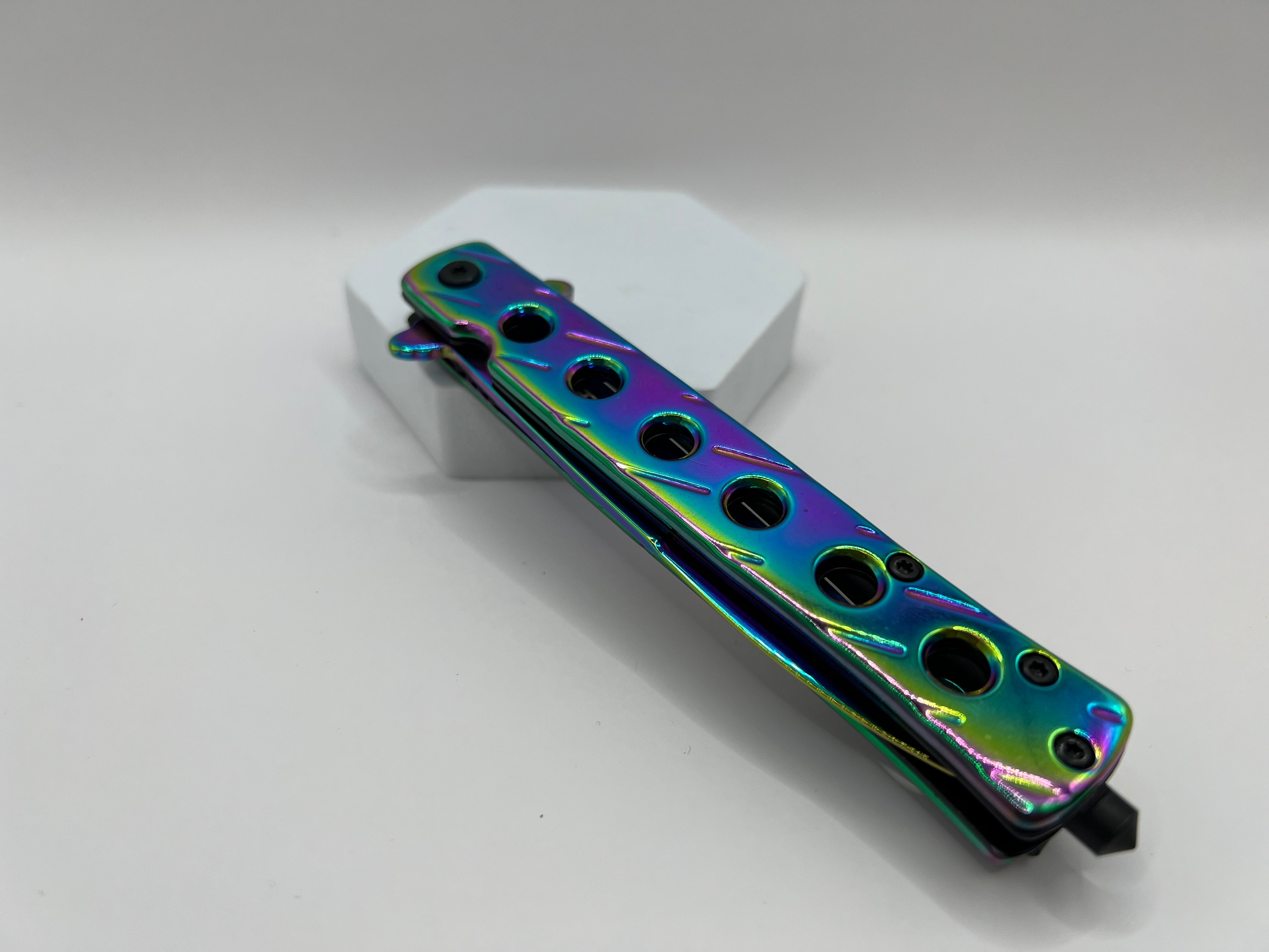 Stiletto Rainbow - Ein farbenfrohes Taschenmesser mit lebendiger Erscheinung