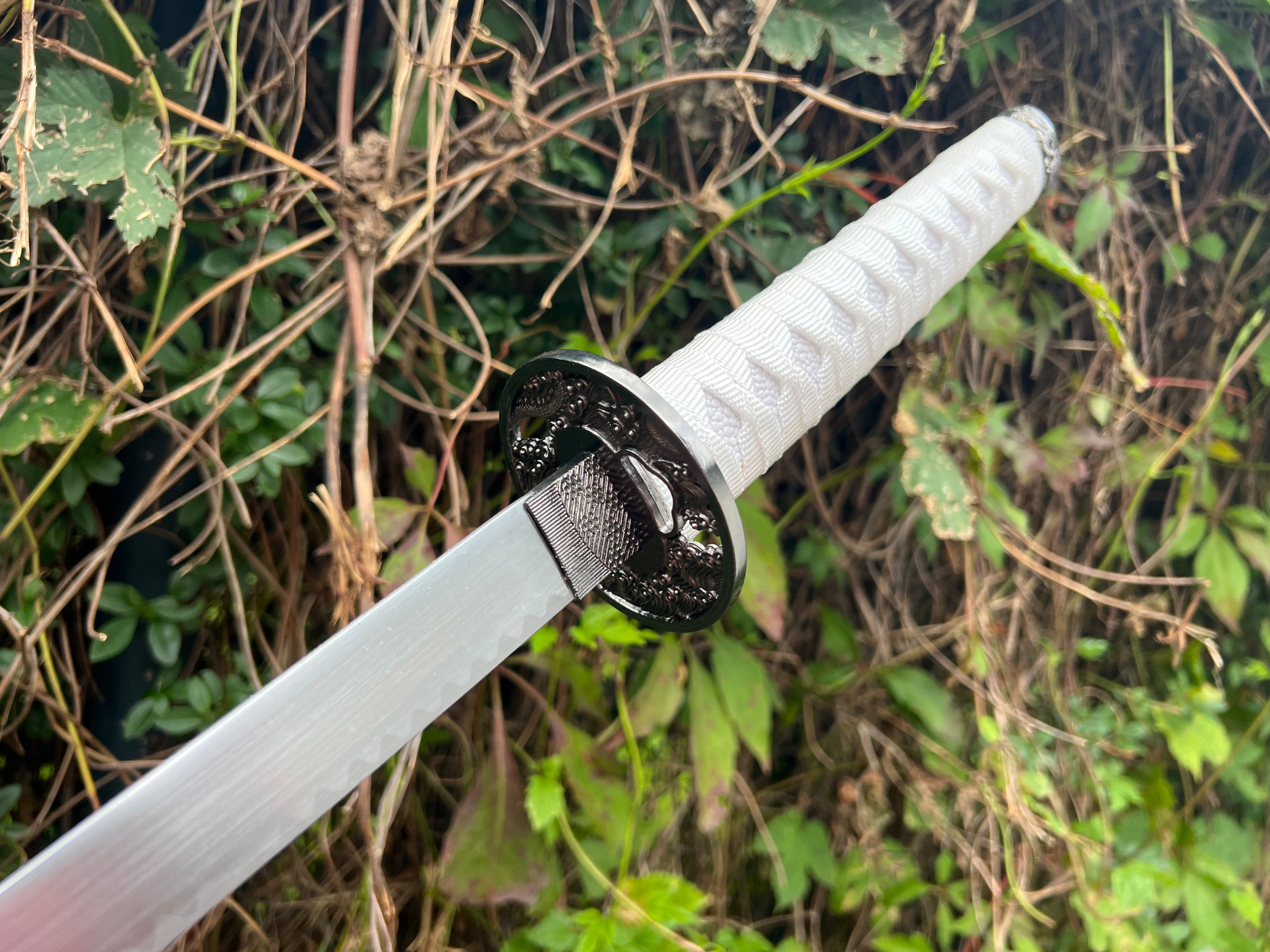 Katana in white with dragon pattern