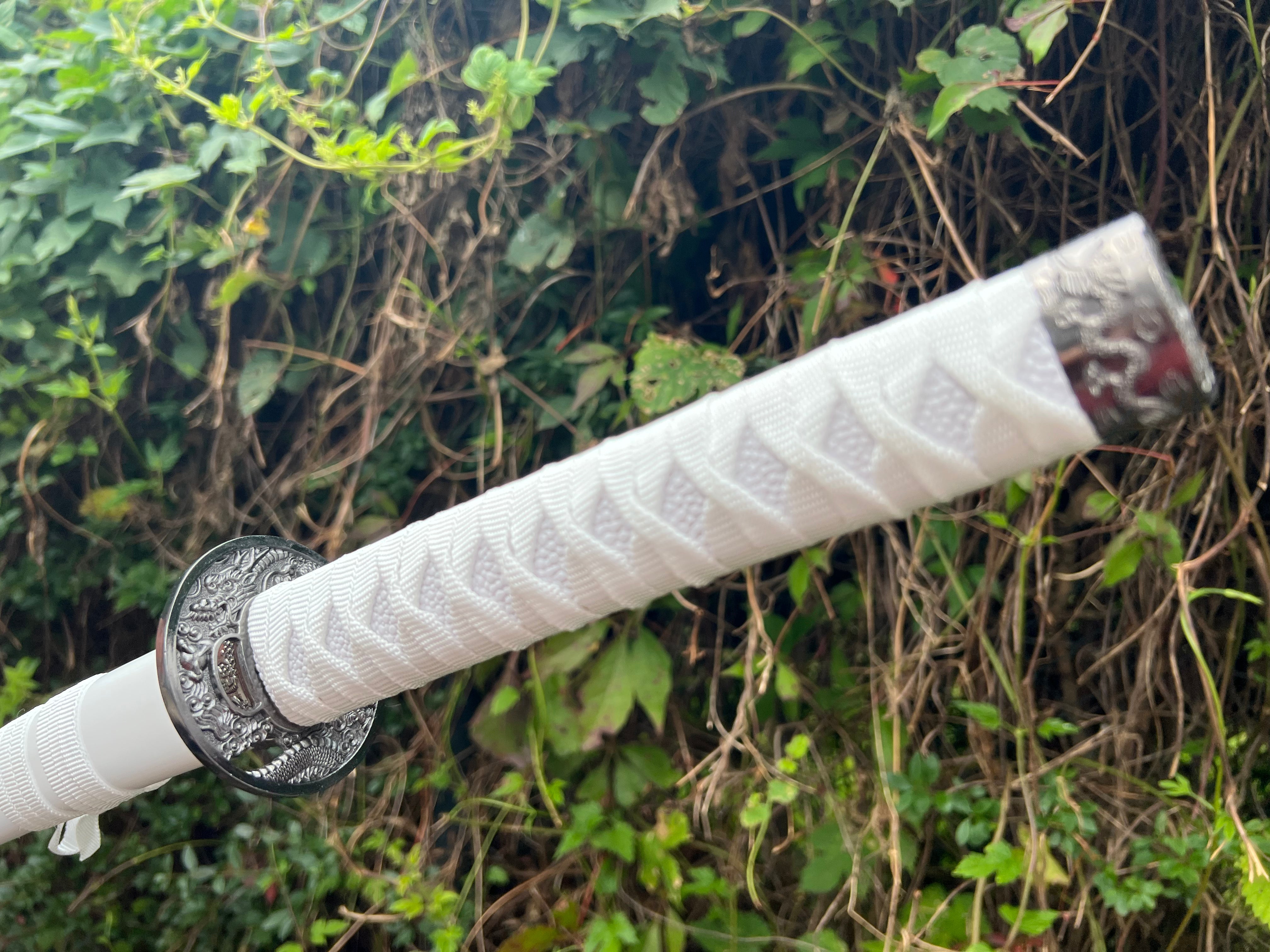 Katana in white with dragon pattern