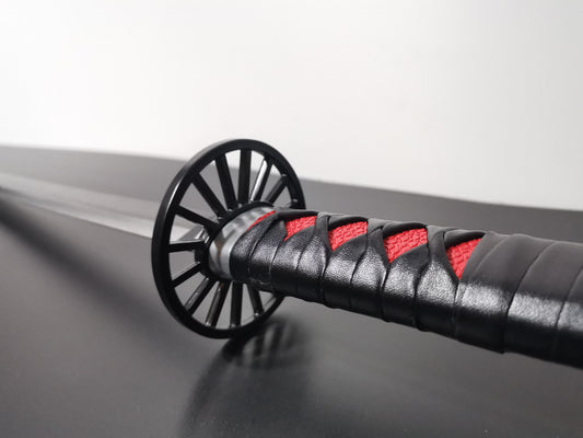 Das Katana der Hauptfigur aus Demon Slayer. Die Schwarze Katana hilft dem Jungen Dämonen Jäger durch viele Abenteuer. Das Katana ist die beste Waffe gegen die Dämonen in der Schlacht.