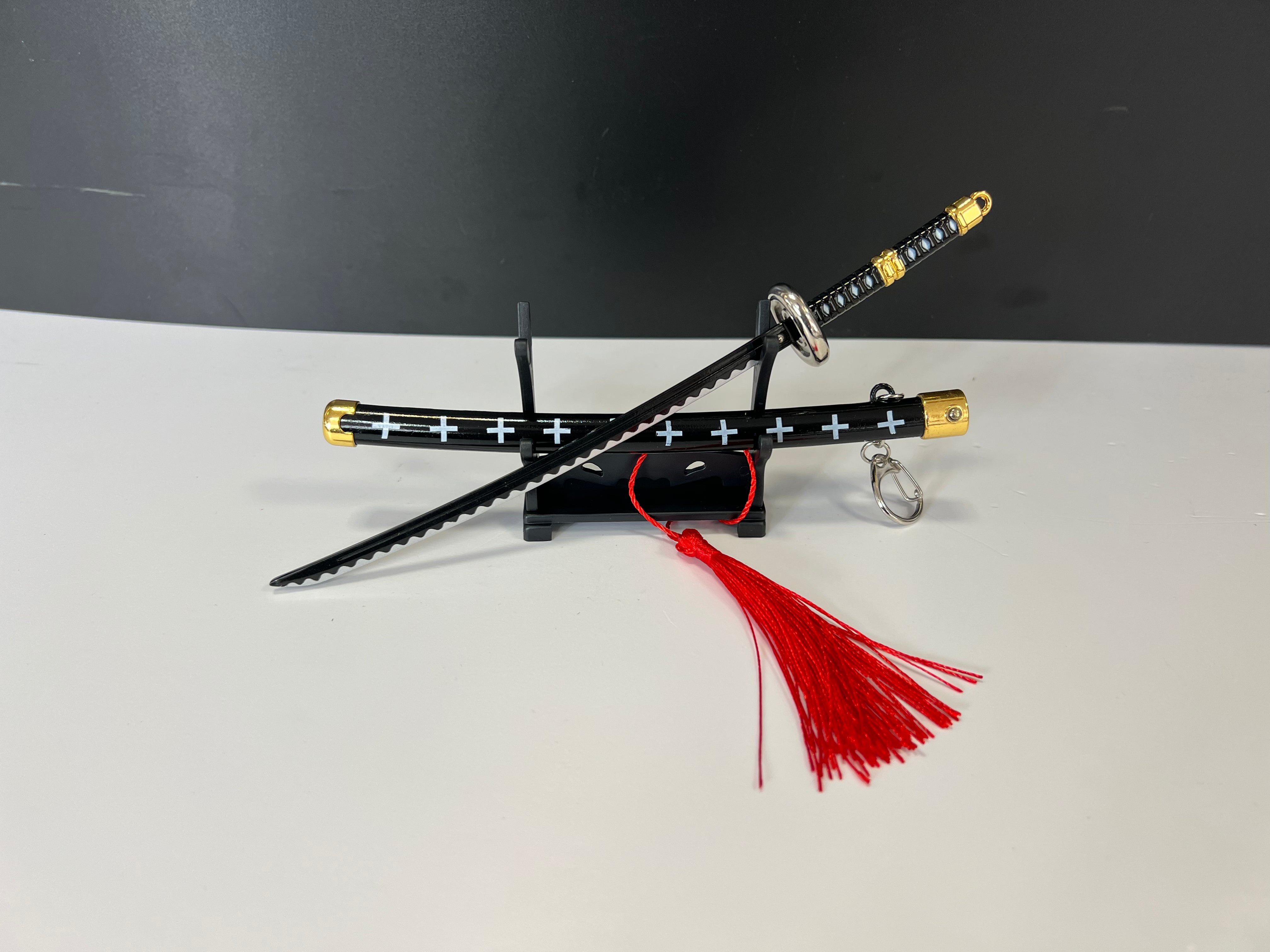 Das Mini Katana des Kapitäns der Heart Piratenbande Trafalgar Law. Trafalgar Law ist eines der vielversprechendsten Rookies da er ein Kopfgeld von 200 Millionen Berry hat. Zudem hat Trafalgar Law mithilfe seiner Piratenbande das Leben des Kapitäns der Strohutbande Luffy gerettet. Außerdem ist Law auch ein Teufelsfruchtnutzer und ist ein sehr guter Arzt. 