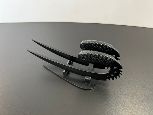 Riddicks Ulaks sind gebogene Messer welche er im Kampf immer verwendet. Diese Miniatur Version sind perfekt geeignet um als Brieföffner verwendet zu werden. Die Krallen werden von Riddick im Nahkampf verwendet